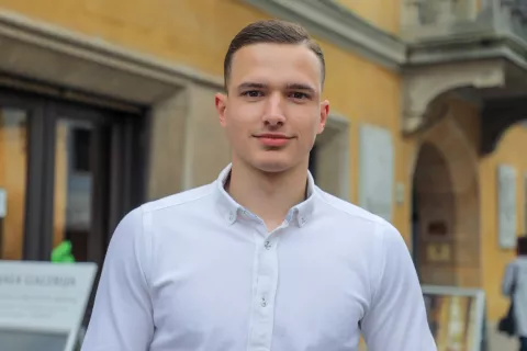 Antonio Marjanica, &Scaron;olski center Kranj: Pred opravljanjem mature me čaka &scaron;e popravni izpit iz angle&scaron;čine. V &scaron;oli smo se že veliko pripravljali na maturo, tudi na strokovni predmet mehatroniko. Odločil sem se za &scaron;tudij podjetni&scaron;tva. Danes nimam soplesalke, tako da sem četvorko plesal samo na maturantskem plesu. / Foto: Tina Dokl