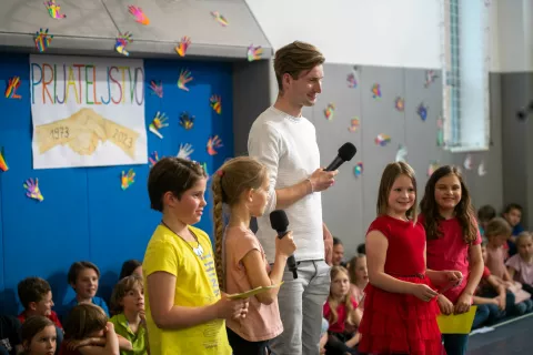 Na prireditvi so gostili tudi nekdanje učence besni&scaron;ke &scaron;ole: Vesno Fabjan, Tilna Lotriča in Žigo Jelarja (na sliki). / Foto: Primož Pičulin