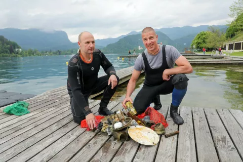 Davorin Vidmar in Andraž Cerar s svojim &raquo;ulovom&laquo; / Foto: Tina Dokl