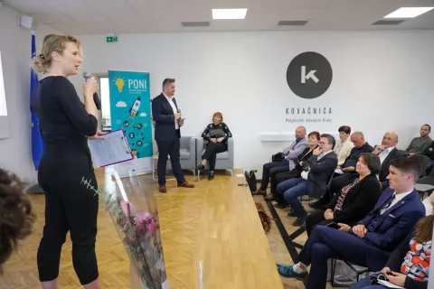 Taja Nogra&scaron;ek, vodja projekta PONI Gorenjska: &raquo;Na samostojno poslovno pot se je na Gorenjskem podalo vsaj 35 udeležencev programa PONI.&laquo; / Foto: Tina Dokl