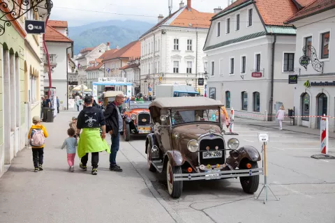 Na ogled je bilo več kot sedemdeset starodobnih vozil. / Foto: Ale&scaron; Senožetnik