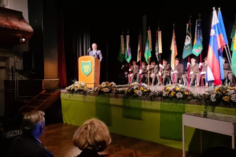 Slavnostni govornik, predsednik Državnega sveta RS Marko Lotrič, in prapor&scaron;čaki na slovesnosti, ki so jo ob svetovnem dnevu čebel pripravili na Breznici, rojstni vasi Antona Jan&scaron;e