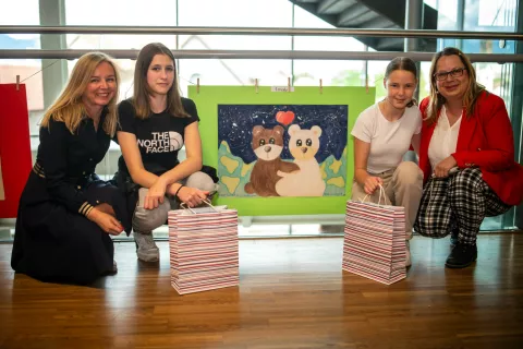 Koordinatorica natečaja v LK Kranj Sonja Topor&scaron;, učenki Gaja Malovrh in Brina Konjar z O&Scaron; Orehek, ki sta s plakatom Srčna tolažba osvojili prvo mesto, ter njuna mentorica Maja Draksler / Foto: Primož Pičulin