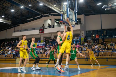 Košarkarska tekma KK Šenčur - KK Cedevita Olimpija / Foto: Primož Pičulin