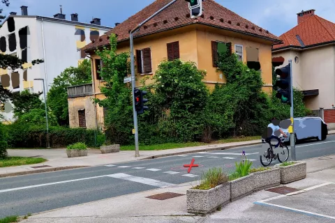 prometna nesreča Kranj Oldhamska cesta / Foto: Pu Kranj