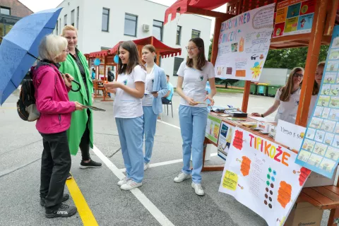 dan zdravja pred ZD Radovljica / Foto: Tina Dokl