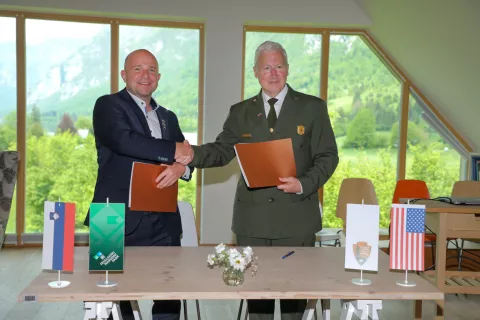 Sporazum, s katerim se tudi formalno podalj&scaron;uje sodelovanje med parkoma, sta v ponedeljek, na mednarodni dan biotske raznovrstnosti, podpisala direktor TNP Tit Poročnik in direktor ameri&scaron;kega Narodnega parka Kratersko jezero Craig W. Ackerman / Foto: Tina Dokl