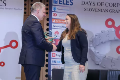Nagrado Kranju za najbolj varno mesto je kranjski podžupanji Manji Zorko izročil predsednik državnega sveta Marko Lotrič. / Foto: Tina Dokl