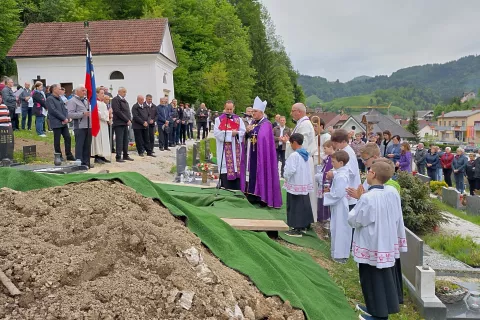 Pogrebni obred na pokopališču v Poljanah je vodil ljubljanski nadškof Stanislav Zore. / Foto: Jure Ferlan