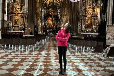 V središču instalacije Human Butterfly v Štefanovi katedrali. / Foto: Osebni Arhiv