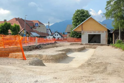 Zadruga gradi na Na Jami v Šenčurju novo trgovino s ponudbo za podeželane. / Foto: Tina Dokl