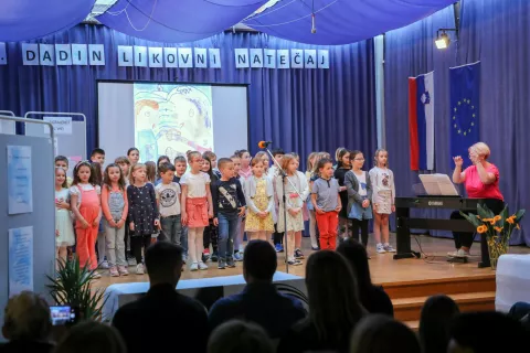 V Osnovni &scaron;oli Jakoba Aljaža Kranj so minuli torek odprli razstavo risb, ki so nastale na leto&scaron;njem 14. Dadinem likovnem natečaju. / Foto: Tina Dokl