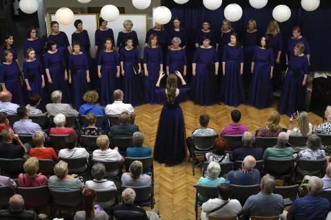 Ženski pevski zbor Dupljanke na sobotnem jubilejnem koncertu v Naklem / Foto: Gorazd Kavčič
