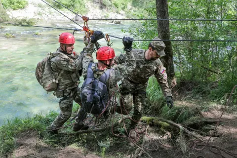 Dinamični prikaz usposabljanja na eni od delovnih točk v okolici Vojašnice Boštjana Kekca na Bohinjski Beli / Foto: Tina Dokl