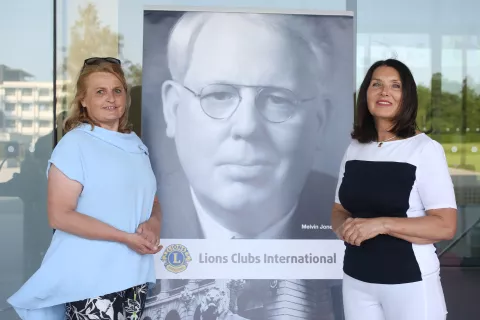 Nova guvernerka Zveze Lions klubov Slovenije, distrikta 129, Breda Pečovnik (desno) in predsednica Lions kluba Kranj Mojca Lončarski / Foto: Gorazd Kavčič