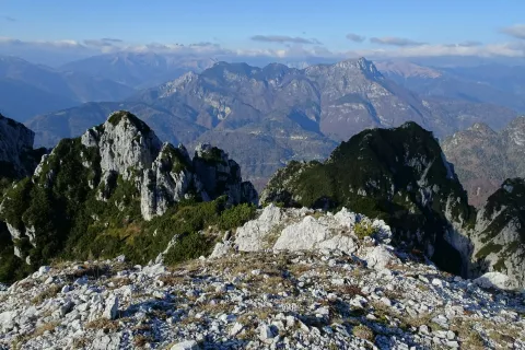 Naš današnji vrh, Monte Tersadia, fotografiran z vrha Cuel Maurona. / Foto: Jelena Justin