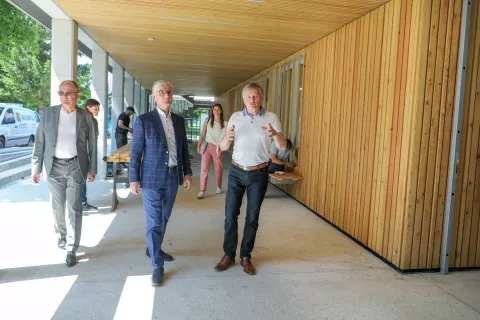 Novi bazen si je pred odprtjem v družbi radovlji&scaron;kega župana Cirila Globočnika, predsednika Plavalnega kluba Radovljica Ale&scaron;a Klementa in dobitnice olimpijske medalje plavalke Sare Isaković ogledal predsednik Olimpijskega komiteja Slovenije Franjo Bobinac. / Foto: Tina Dokl