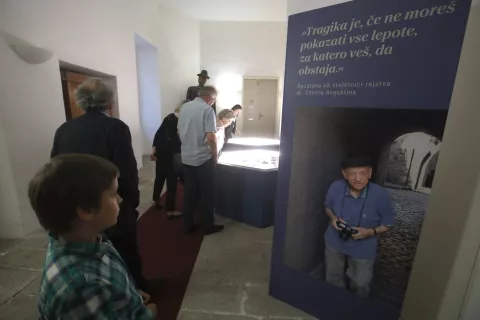 Razstava, na kateri je na ogled nekaj Avguštinovih osebnih predmetov, njegova obsežna bibliografija, ki jo hrani Knjižnica A. T. Linharta, predvsem pa izbor iz bogate zbirke fotografij, ki so nastale med raziskovanji, bo v Radovljiški graščini na ogled še do konca poletja. / Foto: Gorazd Kavčič