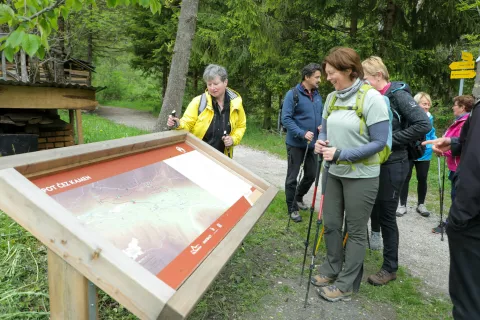 Prva informacijska tabla nas popelje na pot Čez Kamen. / Foto: Tina Dokl