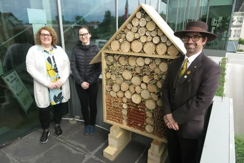 Ob »žužohotelu« na balkonu knjižnice (z leve): Maja Vunšek, Mateja Verdnik in Mitja Smrdel / Foto: Igor Kavčič