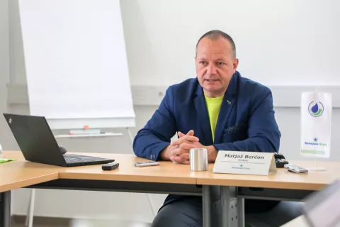 Direktor Komunale Kranj Matjaž Berčon je napovedal krizni sestanek županov vseh petih občin, kjer Komunala Kranj odvaža odpadke. / Foto: Tina Dokl