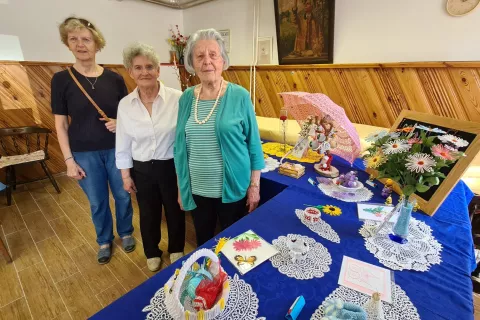 Z razstave članic sekcije ročnih del, ki jo vodi Anka Jan (na sredini). Ob njej sta podpredsednica DU Kranj Sonja Gregorič (levo) in članica sekcije Marija Zadnik.