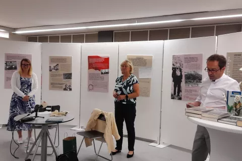 Dragana Laketič, Irena Oder in Hanzi Mlečnik na odprtju celovške razstave o Prežihovem Vorancu. – Foto: Jože Košnjek / Foto: Jože Košnjek