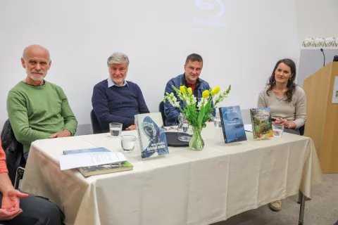 beremo gore pogovor z ustvarjalci gorniške literature na fotografiji z leve Andrej Štremfelj Dušan Jelinčič Samo Rugelj Mojca Volkar Trobevšek moderatorka planinski muzej Mojstarna / Foto: Tina Dokl