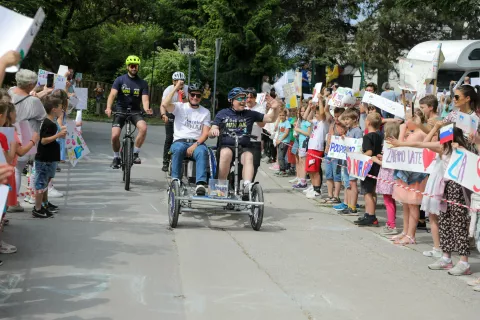 Deželak junak štart dobrodelna akcija Miha Deželak radijec Radio 1 pred OŠ Orehek občina Kranj / Foto: Tina Dokl
