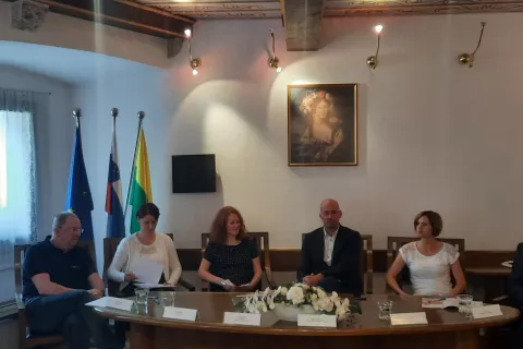 Igor Drakulič, organizator Teka &scaron;tirih mostov, Jana Fojkar, direktorica Zavoda 973, Irena Krži&scaron;nik, direktorica Glasbene &scaron;ole, Tine Radinja, župan, in Andreja Križnar, vodja Turizma &Scaron;kofja Loka / Foto: Klara Mrak