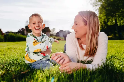 »Niso vsi koraki z rojstvom dani,« pravi Urbanova mama Špela Miroševič in dodaja, da kljub temu, da Urbanu sreče ne manjka, mu je življenje postavilo ogromen izziv, zaradi katerega se svojega otroštva ne more veseliti tako kot njegovi vrstniki. / Foto: Osebni Arhiv