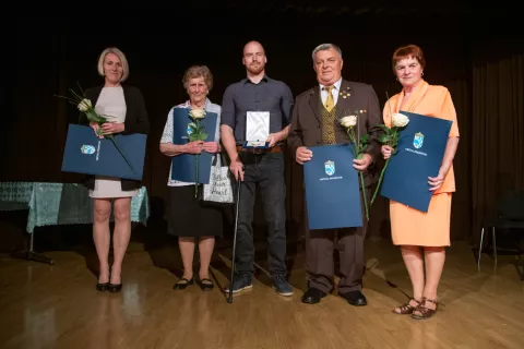 Leto&scaron;nji preddvorski občinski nagrajenci: Petra Lombar Premru, Julijana &Scaron;avs, Matej Arh, Jožef Kokl ter Marija Velikanje, predsednica DU Preddvor / Foto: Primož Pičulin