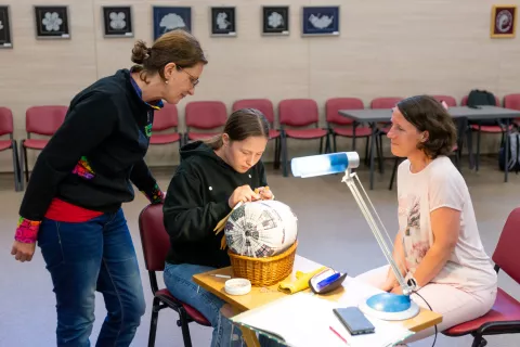 Prve tri ure so klekljale učenke Čipkarske &scaron;ole Železniki. / Foto: Simon Benedičič