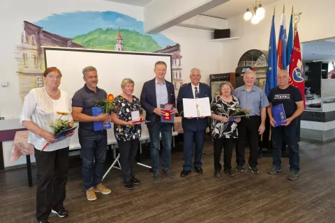Prejemniki priznanj s predsednikom ZŠAM (od leve): Nuša Perko (Društvo diabetikov Tržič), Peter Miklič (Občina Tržič), Slavi Hotko (posthumno za moža Ivana), Miro Cerkovnik (posthumno za očeta Franca), Toni Kajbič, Ana Marija Hafner, Vladimir Ovsenek in Jože Romšak (DU Tržič)
