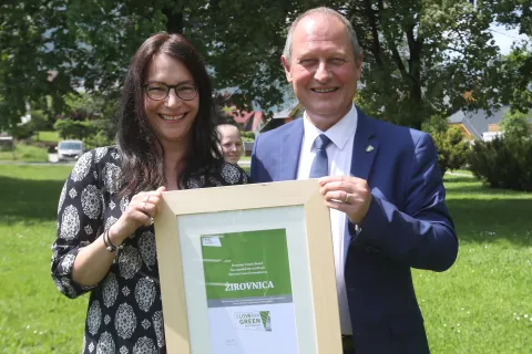 Župan Žirovnice Leopold Pogačar in Ur&scaron;ka Aljančič s tamkaj&scaron;njega zavoda za turizem in kulturo / Foto: Gorazd Kavčič