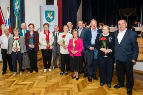 Pari, ki v tem letu praznujejo 55 let skupnega življenja, s predsednikom DU &Scaron;enčur Cirilom Sitarjem / Foto: Primož Pičulin