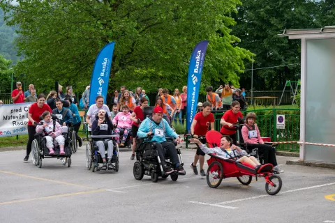 Med navijači so bili s posebnim navdu&scaron;enjem sprejeti udeleženci teka na vozičkih. Tokrat sta bili najhitrej&scaron;i Milica Bjelić in njena spremljevalka Sandra Vreček Gro&scaron;elj.