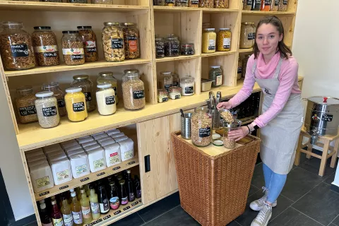 Kupcem bo v pomoč vodja Trgovine Na kilo Nika Fister. / Foto: Ma&scaron;a Likosar