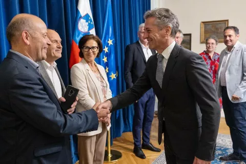 Predsednik slovenske vlade dr. Robert Golob s predstavniki slovenskih organizacij na Koroškem. / Foto: Arhiv Vlade