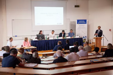 Prisotni na skupni seji obeh svetov so razvojni program potrdili brez glasu proti. / Foto: Aleš Senožetnik