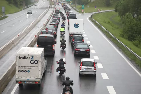 Avtocesta AC kolona vozil pred predorom Karavanke Hrušica zastoji vozila reševalni pas / Foto: Gorazd Kavčič