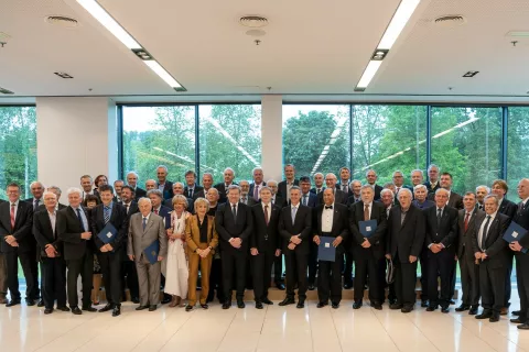 Vsi člani Inženirske akademije Slovenije s predsednikom vlade dr. Robertom Golobom in ministrom za visoko &scaron;olstvo, znanost in inovacije dr. Igorjem Papičem / Foto: Foto: Marjan Verč