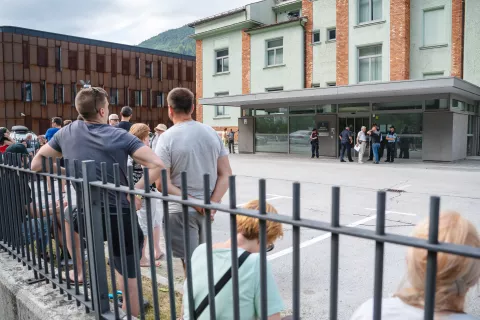 Pred začetkom seje občinskega sveta so člani civilne iniciative Za Jesenice pred stavbo občine pripravili protest, s katerim so opozorili na nakopičene probleme na področju ogrevanja in odpadkov, pa tudi zaradi kopali&scaron;ča Ukova, ki ga letos ne bodo odprli. / Foto: Nik Bertoncelj