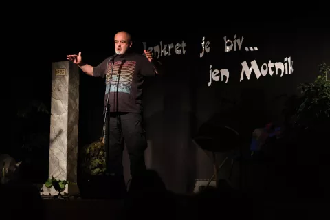 Bo&scaron;tjan Napotnik - Napo je bil eden izmed pripovedovalcev, ki so oblikovali pripovedovalski petkov večer v Motniku. / Foto: Ma&scaron;a Likosar