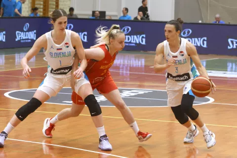 &Scaron;kofjeločanka Teja Oblak (desno) je dobro igro prikazala tudi v Kranju. / Foto: Gorazd Kavčič