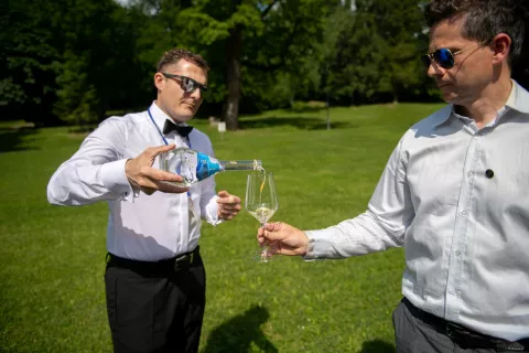 Barman Jan Remec in vodni somelje Bo&scaron;tjan Jelovčan ob degustaciji t. i. zlate vode / Foto: Primož Pičulin