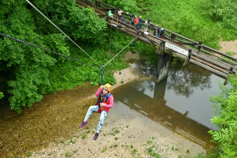 Najpogumnej&scaron;i so se spustili po približno osemdeset metrov dolgi vrvni žičnici s Kokr&scaron;kega mostu. / Foto: Žiga Živulovič jr./Bobo