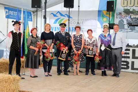 Prejemniki občinskih priznanj Božena Kolman Finžgar, Jelena Horvat, Branko Gomilar, Lidija Dornig in Slavica Torkar z gorjanskim županom Petrom Torkarjem / Foto: Tina Dokl