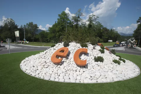 Modrega znaka za Šobec, ki oblikovno združuje Triglav, vodo in šotor, že več kot teden dni ni na sredini krožišča, saj je bil zaradi prometne nesreče pred časom poškodovan. Dogodek je priložnost za razmislek in kompromis, pravijo v Turističnem društvu Lesce. / Foto: Gorazd Kavčič