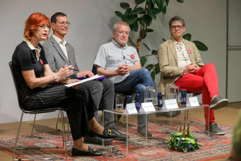 predstavitev Zakona o pomoči pri prostovoljnem končanju življenja Moje življenje Moja pravica organizator društvo Srebrna nit združenje za dostojno starost MKK na fotografiji z leve Darinka Pavlič Kamien prof dddr Andrej Pleterski dr Dušan Keber dr med in dr Igor Pribac / Foto: Tina Dokl